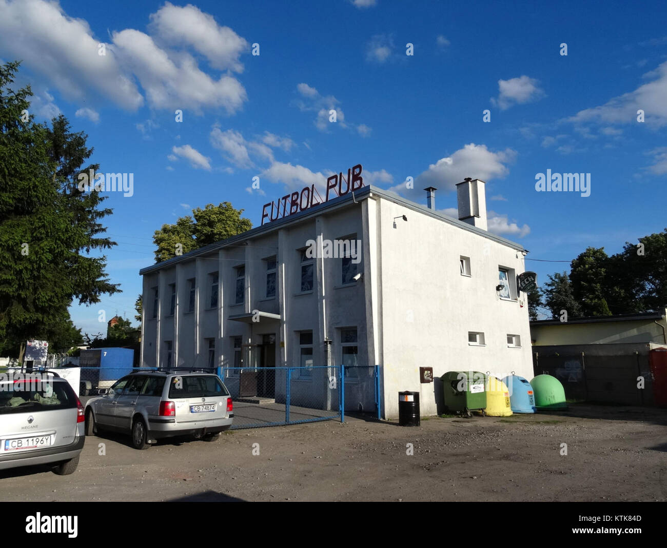 Le stade Zawisza de Fordon, en Pologne, est un lieu sportif de premier plan qui accueille une variété d'événements sportifs. L’image du 1er juillet 2015 illustre le rôle du stade en tant que point de repère sportif clé dans la région, connu pour accueillir des matchs de football et des compétitions sportives locales. Banque D'Images
