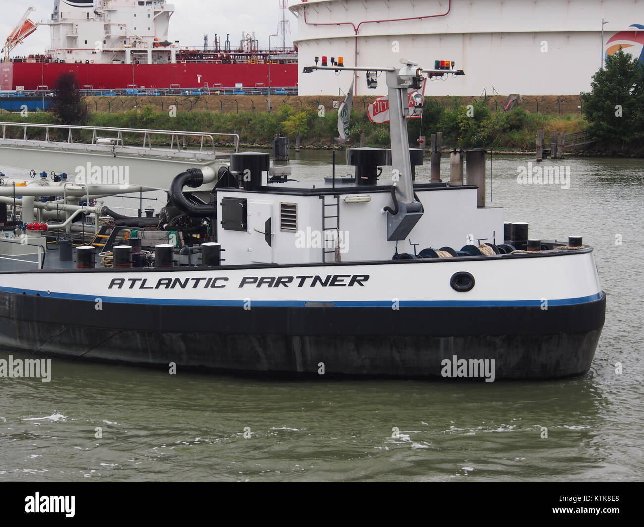 Cette image montre le partenaire Atlantique à Van Cauwelaertsluis, une écluse située dans le port d'Anvers, en Belgique. L'écluse est un élément essentiel de l'infrastructure du port. Banque D'Images