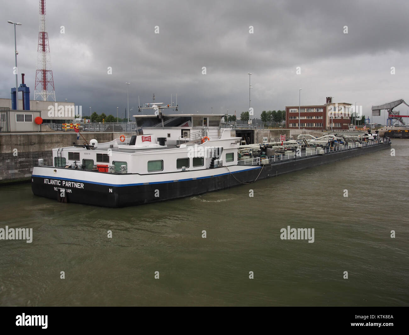 Cette image montre The Atlantic Partner, un navire amarré au Van Cauwelaertsluis dans le port d'Anvers. La photo capture les opérations maritimes très fréquentées dans l'un des plus grands ports d'Europe. Banque D'Images