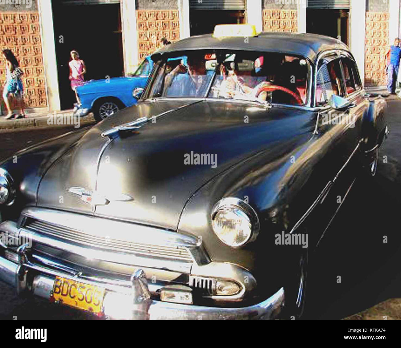Auto Clasico Havana est un événement prestigieux à Cuba qui célèbre les voitures anciennes, en particulier les modèles américains vintage. Cet événement souligne l’importance de la culture automobile à la Havane et son importance historique dans la société cubaine. Banque D'Images