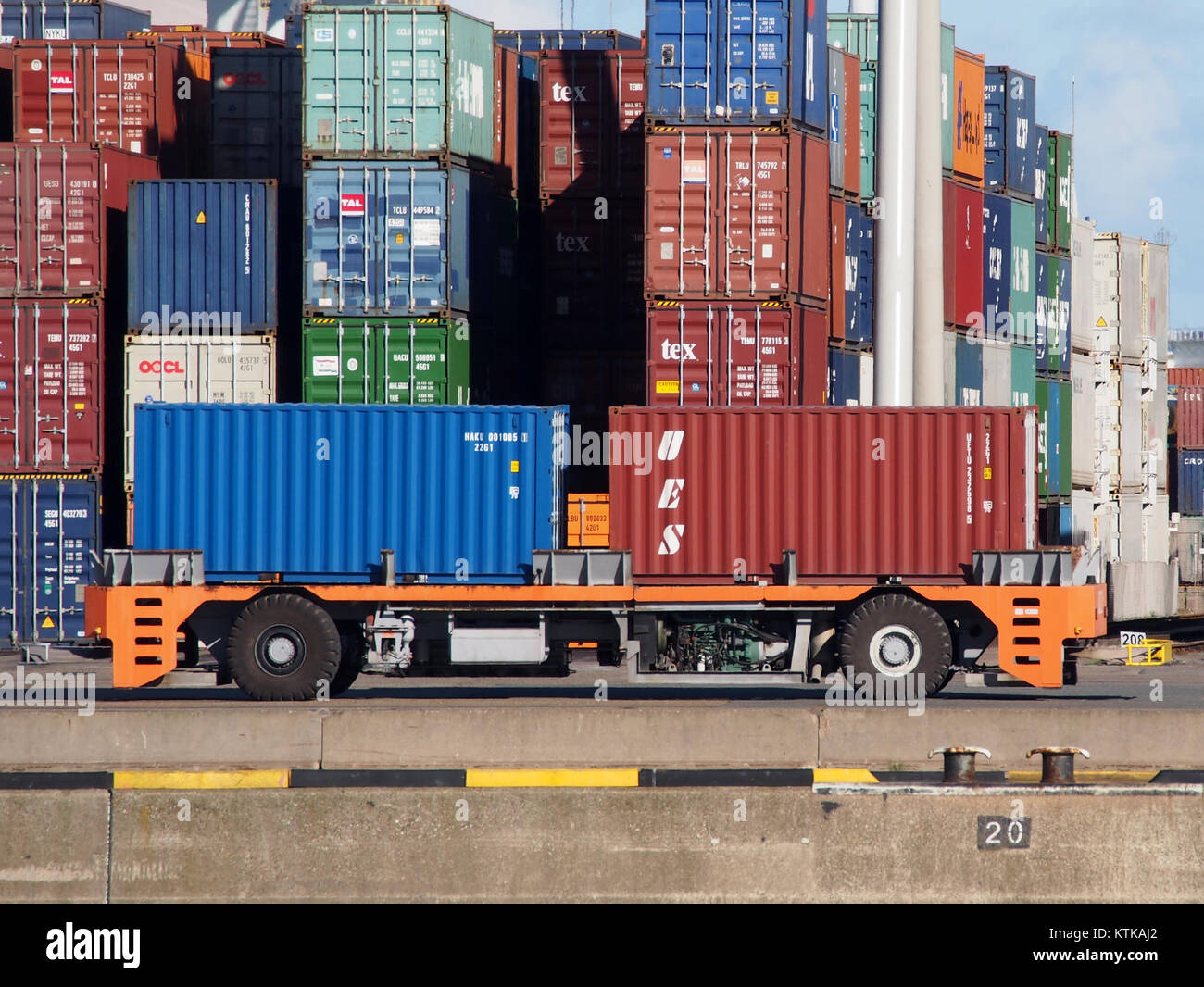 Le véhicule guidé automatisé (AGV) transportant des conteneurs au port de Rotterdam est un système avancé utilisé pour transporter des conteneurs maritimes dans le port. Cette technologie est essentielle pour améliorer l'efficacité des opérations portuaires modernes. Banque D'Images