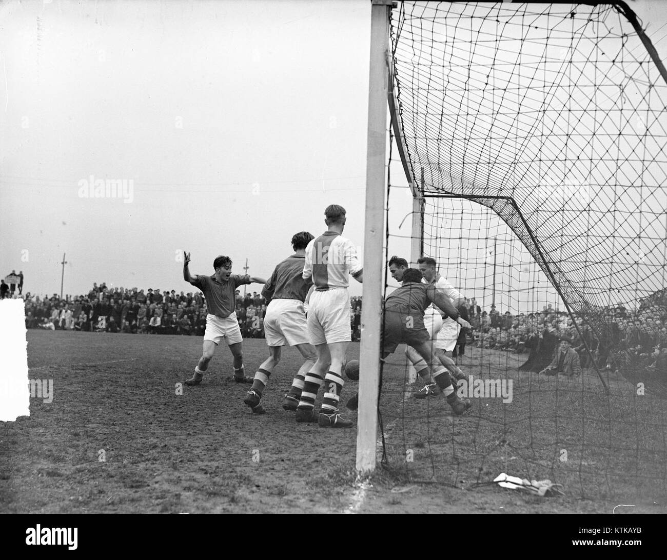 Le match entre Be Quick et AGOVV s’est terminé avec un résultat de 0-2. Ce jeu fait partie de l'histoire du sport, reflétant l'esprit de compétition et l'importance des matchs de soccer dans les ligues locales et nationales. Banque D'Images