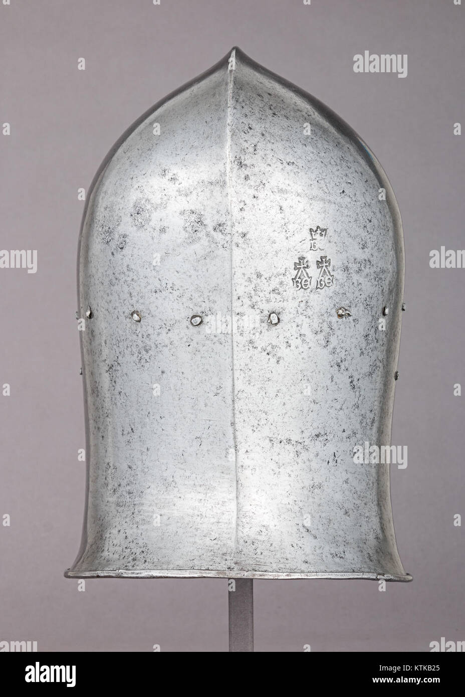 Le casque Barbute, daté de la fin du moyen âge, est un exemple d'armure italienne utilisée par les soldats. Ce type de casque était répandu au XVe siècle, connu pour sa conception protectrice et sa forme distinctive. Banque D'Images
