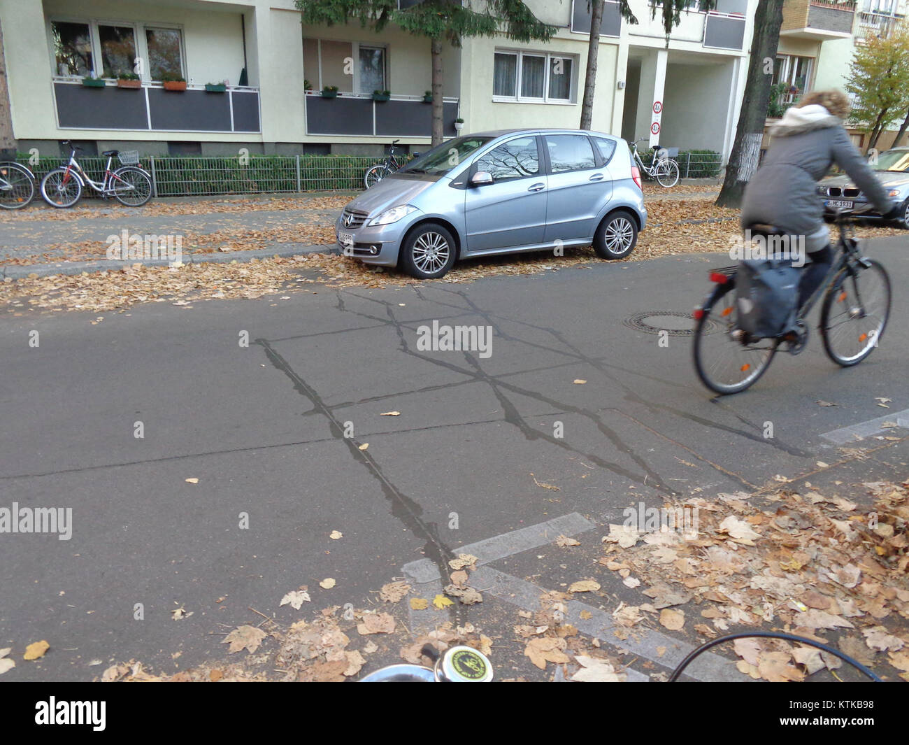 Le compteur de vélos Berlin Wilmersdorf est une infrastructure urbaine conçue pour mesurer et suivre le nombre de cyclistes dans la région, reflétant l'intérêt croissant pour le transport durable. Banque D'Images