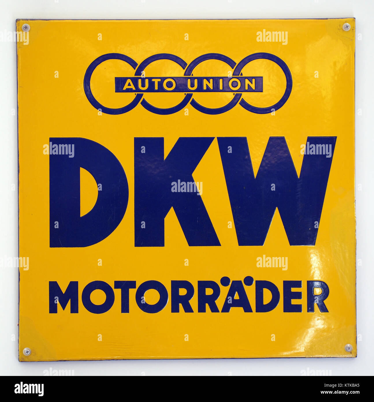 Le panneau publicitaire en émail Auto Union DKW Motorrader est un article promotionnel vintage du milieu du 20ème siècle. Il présente la marque DKW, qui fait partie du groupe Auto Union, connu pour les motos et les automobiles. Banque D'Images