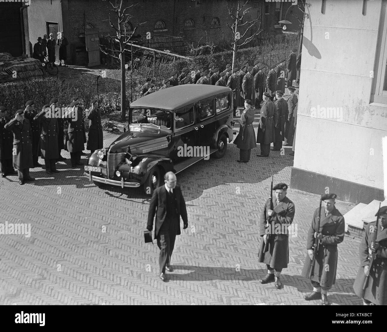 La photographie intitulée « Begrafenis Marinier Meulefeld » capture les funérailles militaires d'un Marine à Meulefeld, reflétant la solennité et la tradition des honneurs militaires. Banque D'Images