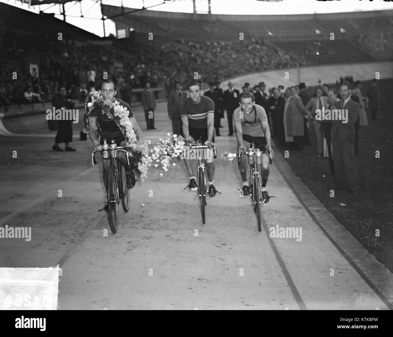 Cette image capture un moment de la course cycliste amateur Benelux, une compétition impliquant des cyclistes de Belgique, des pays-Bas et du Luxembourg. La course fait partie d'une longue tradition du cyclisme amateur européen. Banque D'Images