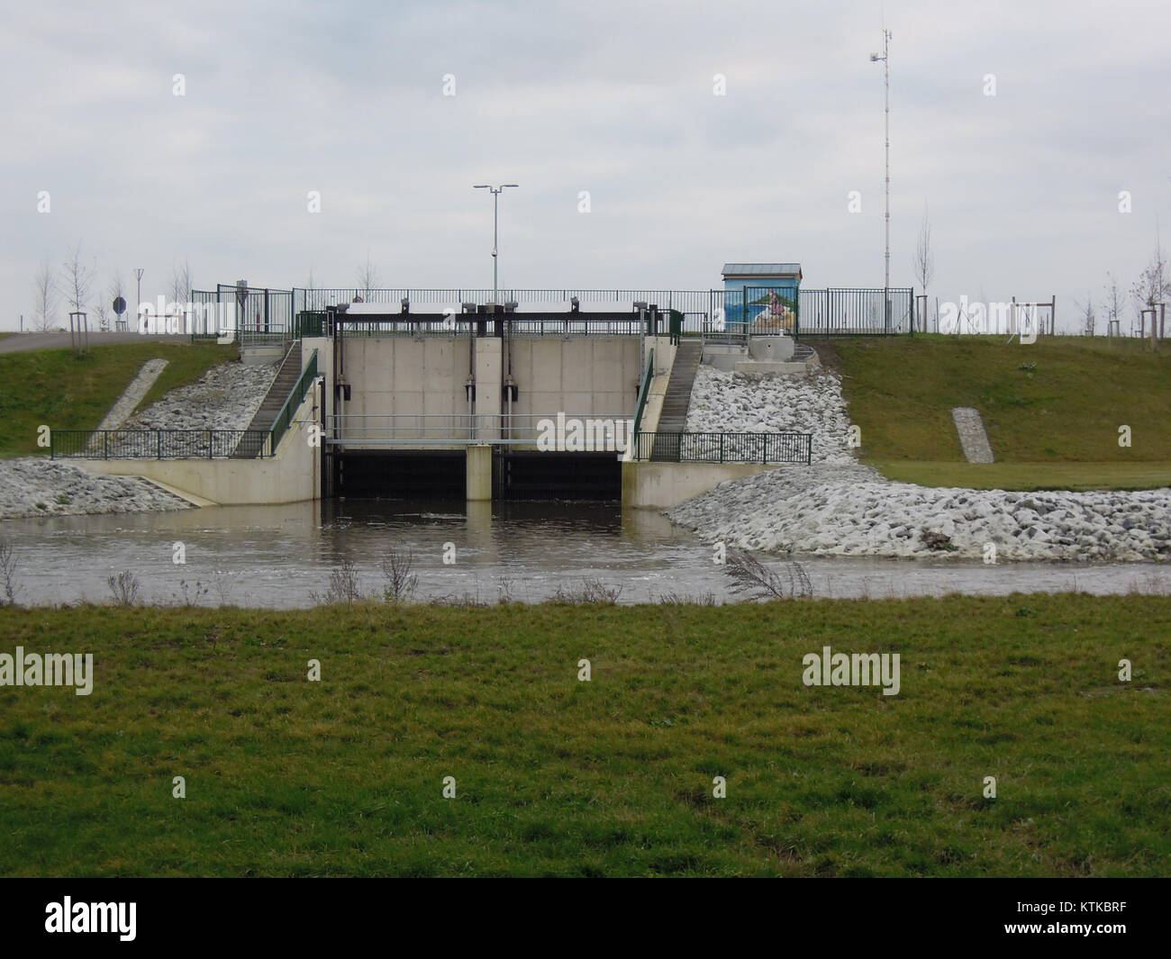 L’Auslassbauwerk (structure d’écoulement) de Zwenkauer See, située en Allemagne, est un élément clé du système de gestion de l’eau du lac, en particulier du côté de l’Elster, construit en décembre 2015. Banque D'Images