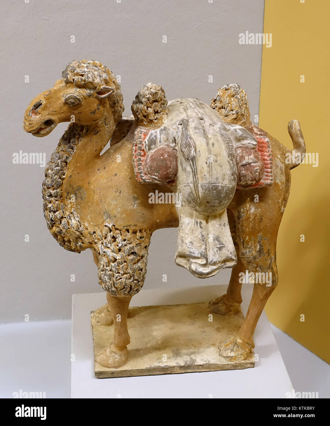 Une figure en céramique d'un chameau bactrien de la dynastie Tang (618-907 après JC), exposée au Musée Linden de Stuttgart, en Allemagne, met en valeur l'art et la culture chinois anciens. Banque D'Images