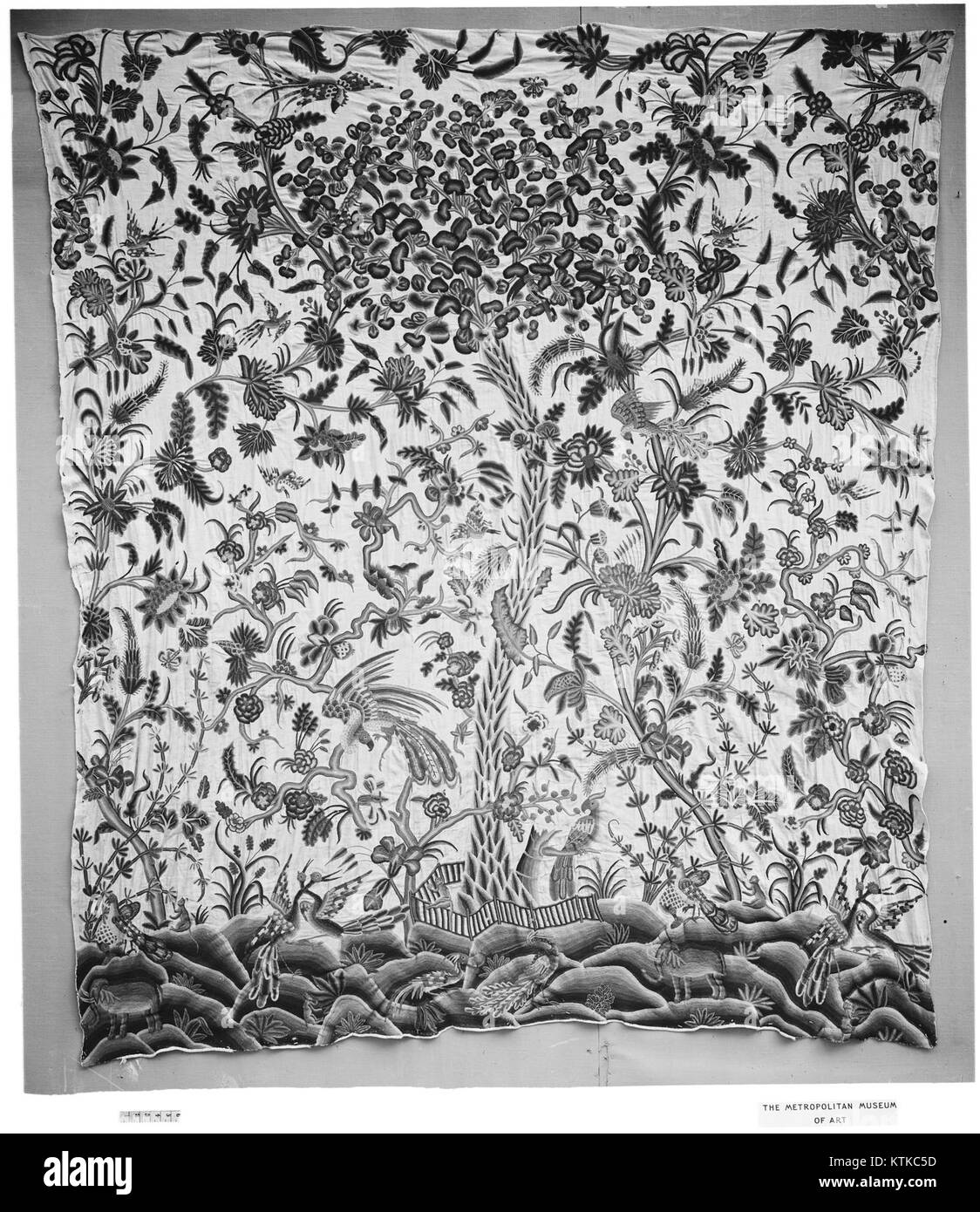 Cet artefact, connu sous le nom de « Bed Hanging », date du 18ème siècle et est conservé au Metropolitan Museum of Art. La pièce présente des broderies complexes et un design typique de l'époque, mettant en valeur le savoir-faire de l'époque. Ces textiles étaient utilisés comme éléments décoratifs dans les maisons, ajoutant une touche luxueuse aux espaces domestiques à l'époque. Banque D'Images