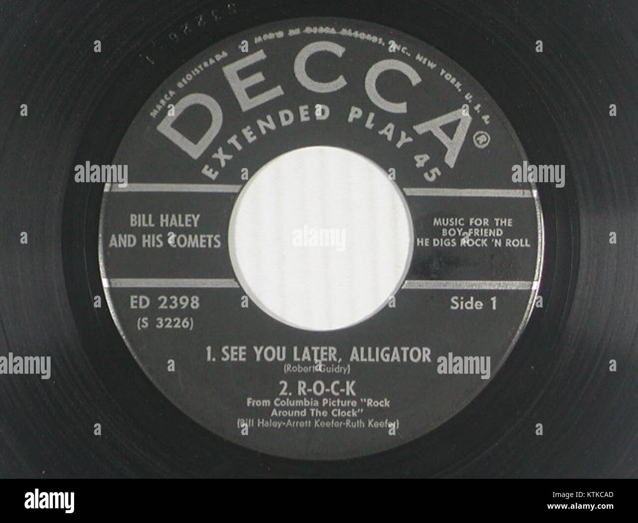 Decca ED2398 est un disque vinyle de 45 tours, avec la chanson See You Later Alligator, un succès rock and roll populaire du milieu du XXe siècle. Banque D'Images Decca ED2398 est un disque vinyle de 45 tours, avec la chanson See You Later Alligator, un succès rock and roll populaire du milieu du XXe siècle. Banque D'Images