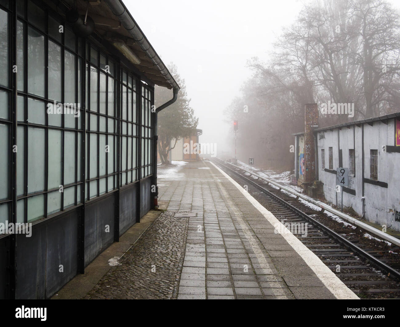 Cette image capture Bahnhof Marienfelde, une gare de Berlin, en Allemagne, pendant l'hiver 2016. La gare est un site historique important de la ville, servant de plaque tournante pour les voyageurs pendant la Guerre froide et au-delà. Banque D'Images