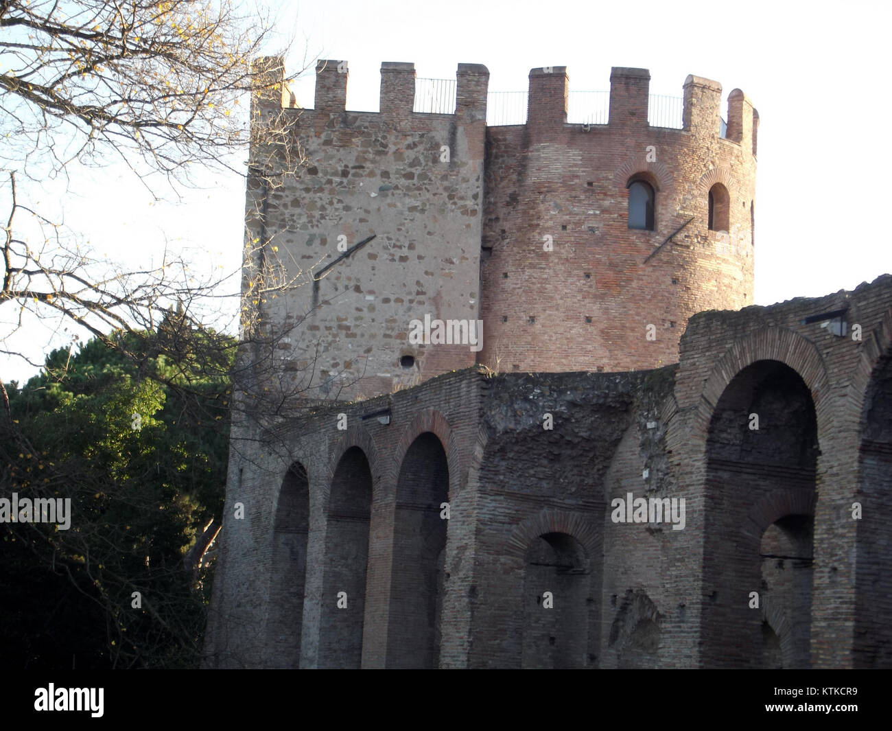 Le mur d'Aurélien, une ancienne fortification de Rome, se dresse à Porta San Sebastiano. Il fait partie des structures défensives historiques de Rome, construites sous l'Empire romain. Banque D'Images