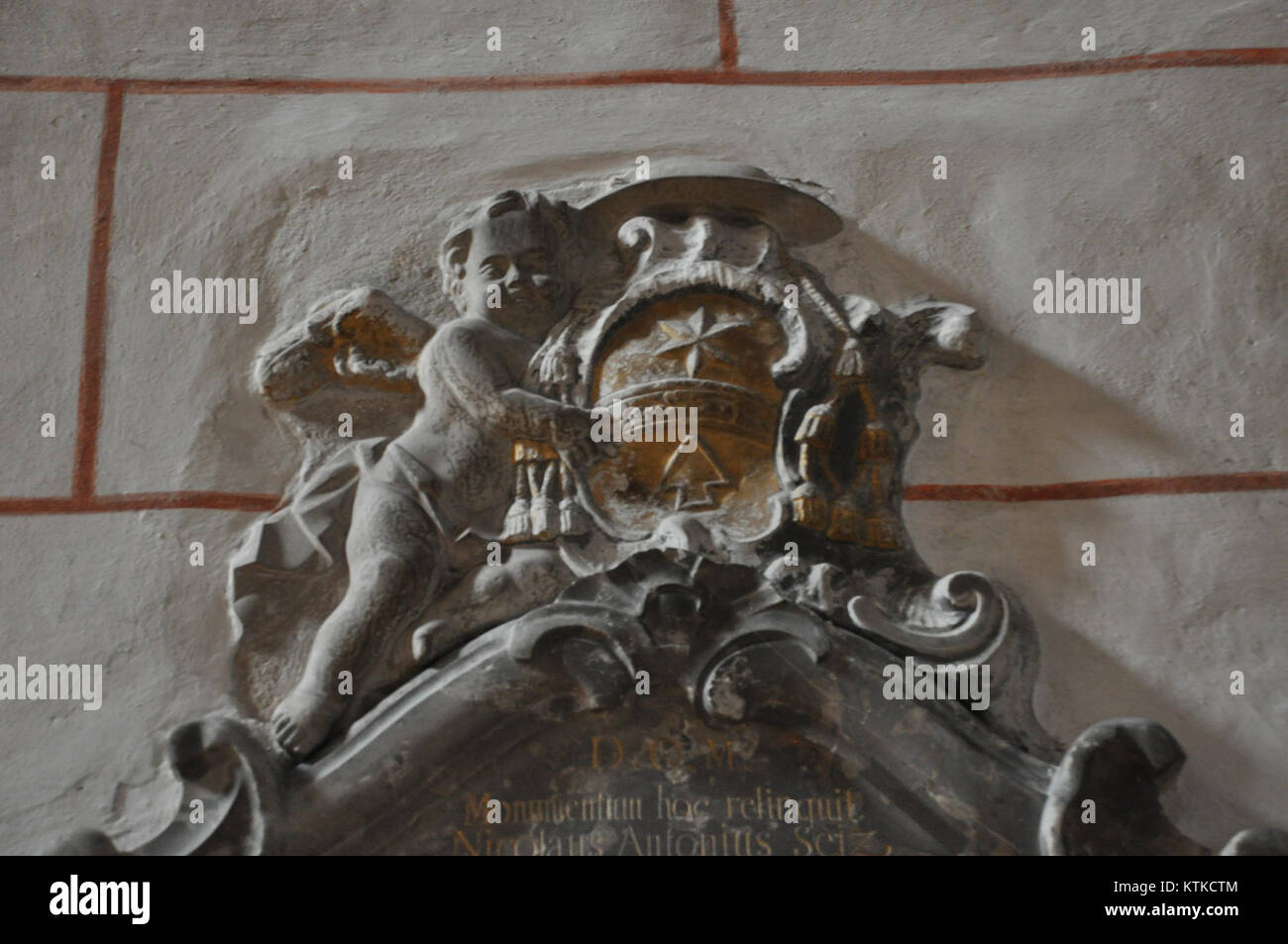Photographie de l'épitaphe de Nikolaus Anton Seitz dans la cathédrale d'Augsbourg, Allemagne, avec ses armoiries et son inscription commémorative. Banque D'Images