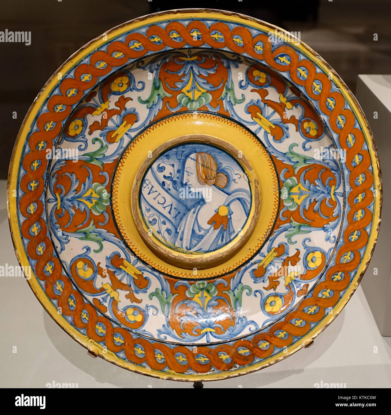 Ce bassin de maiolica pour aiguière, probablement produit par l'atelier de la famille Mancini à Deruta, Italie vers 1530, comporte l'inscription 'Lucia B(ella)'. La pièce est conservée au Wadsworth Atheneum à Hartford, Connecticut, représentant l'artisanat de la poterie de la Renaissance italienne. Banque D'Images
