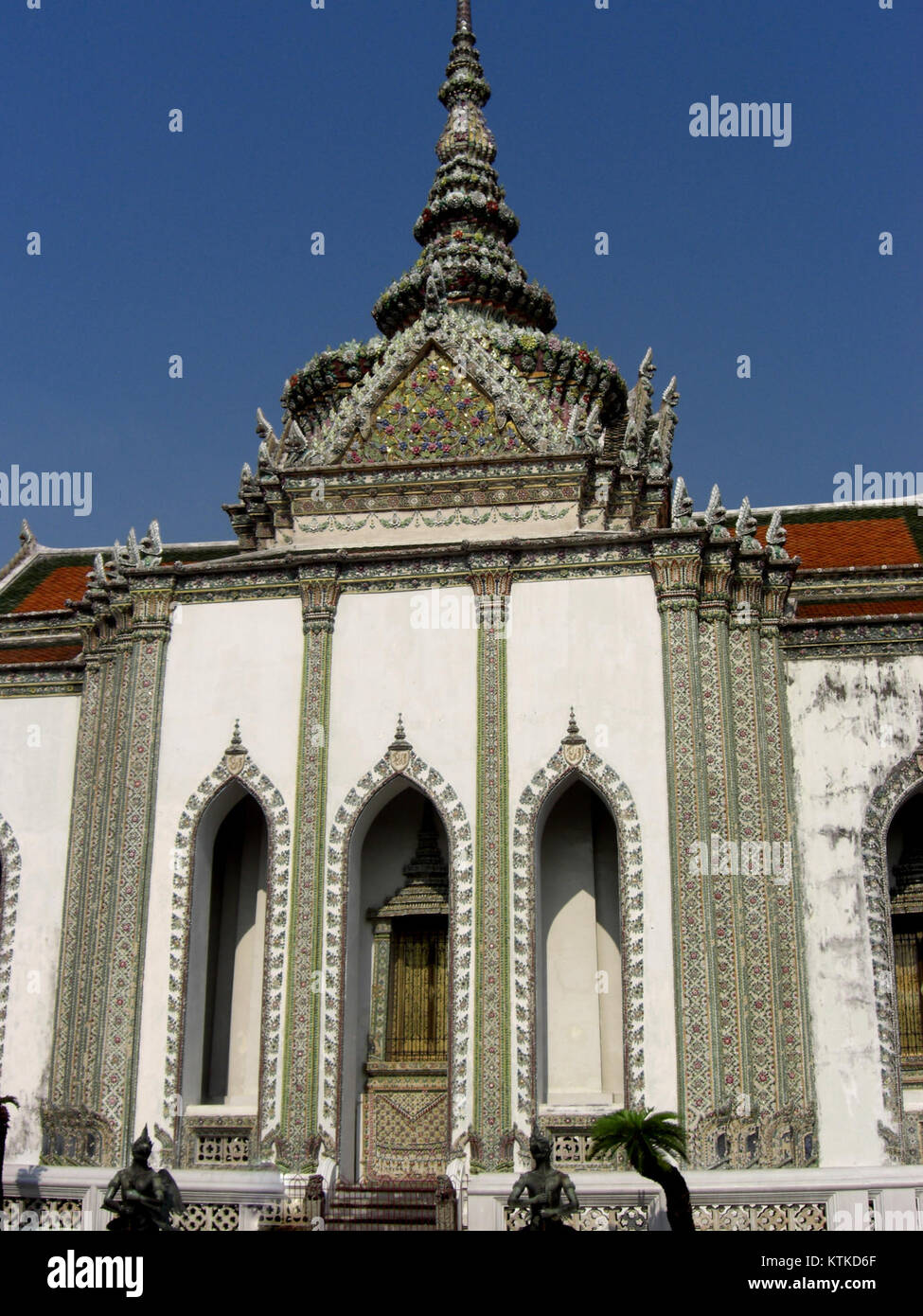 Le Palais Royal de Bangkok, ou le Grand Palais, est un complexe historique qui a servi de résidence officielle aux rois de Thaïlande. Il est réputé pour son architecture complexe et son importance culturelle. Banque D'Images