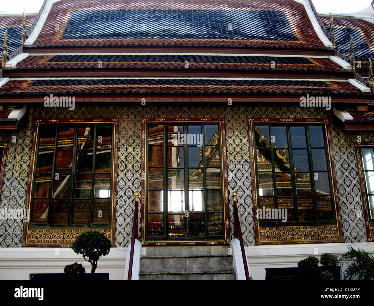 Le Palais Royal de Bangkok, également connu sous le nom de Grand Palais, est un complexe de bâtiments au cœur de Bangkok, en Thaïlande. Il sert de résidence cérémonielle et royale, avec une architecture thaïlandaise traditionnelle, des décorations ornées et une signification culturelle. Banque D'Images
