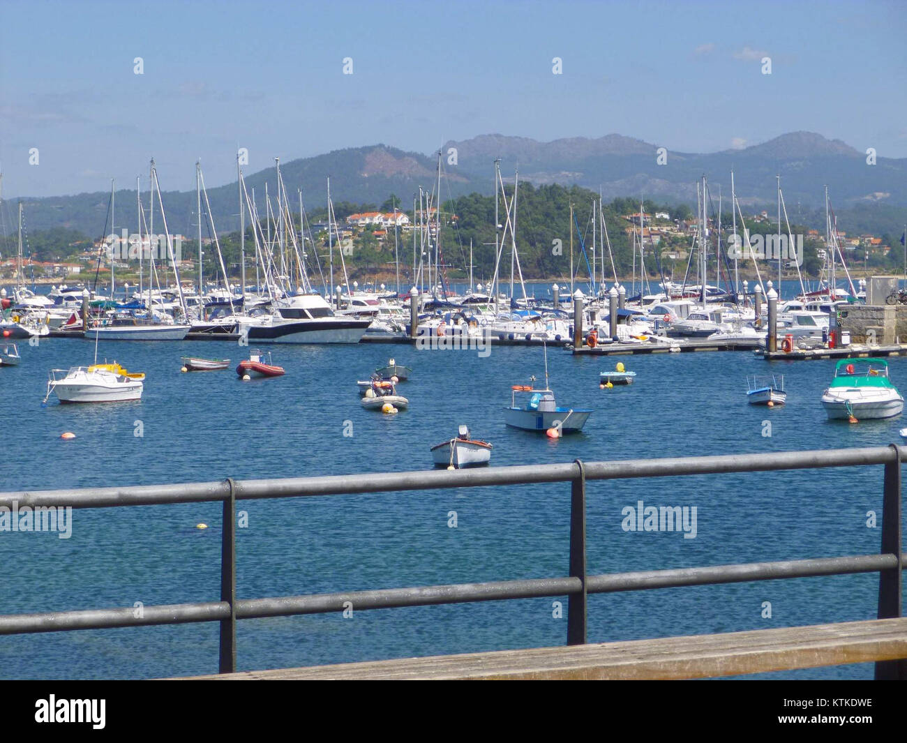 Baiona Puerto est un port situé dans Baiona, Galice, Espagne. Connue pour son importance historique et ses activités maritimes, elle sert de plaque tournante côtière importante. Banque D'Images
