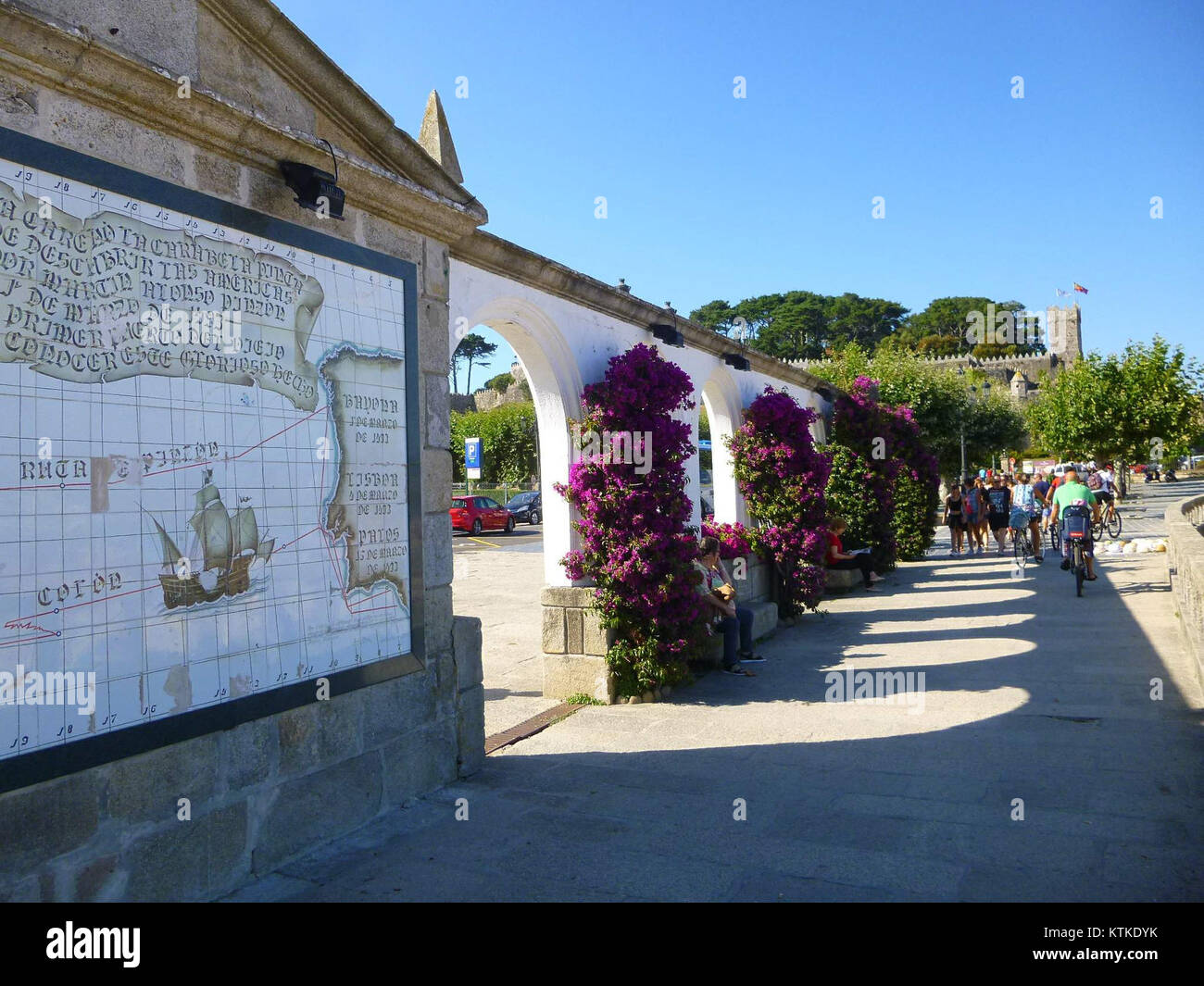 Le Monumento a la Arribada à Baiona, en Espagne, commémore l'arrivée de la Carabela Pinta en 1493, marquant un événement clé dans l'histoire de l'exploration. Ce monument rend hommage à l'histoire maritime de Spainâ€™ et à l'ère de la découverte. Banque D'Images