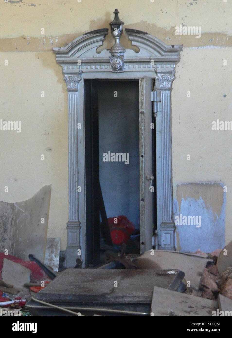 La porte du coffre-fort de Bank of Gage (Oklahoma) est une entrée robuste et sécurisée conçue pour protéger les biens de valeur. Le coffre-fort est un composant essentiel de l'infrastructure de sécurité de la banque, assurant la sécurité des dépôts. Banque D'Images