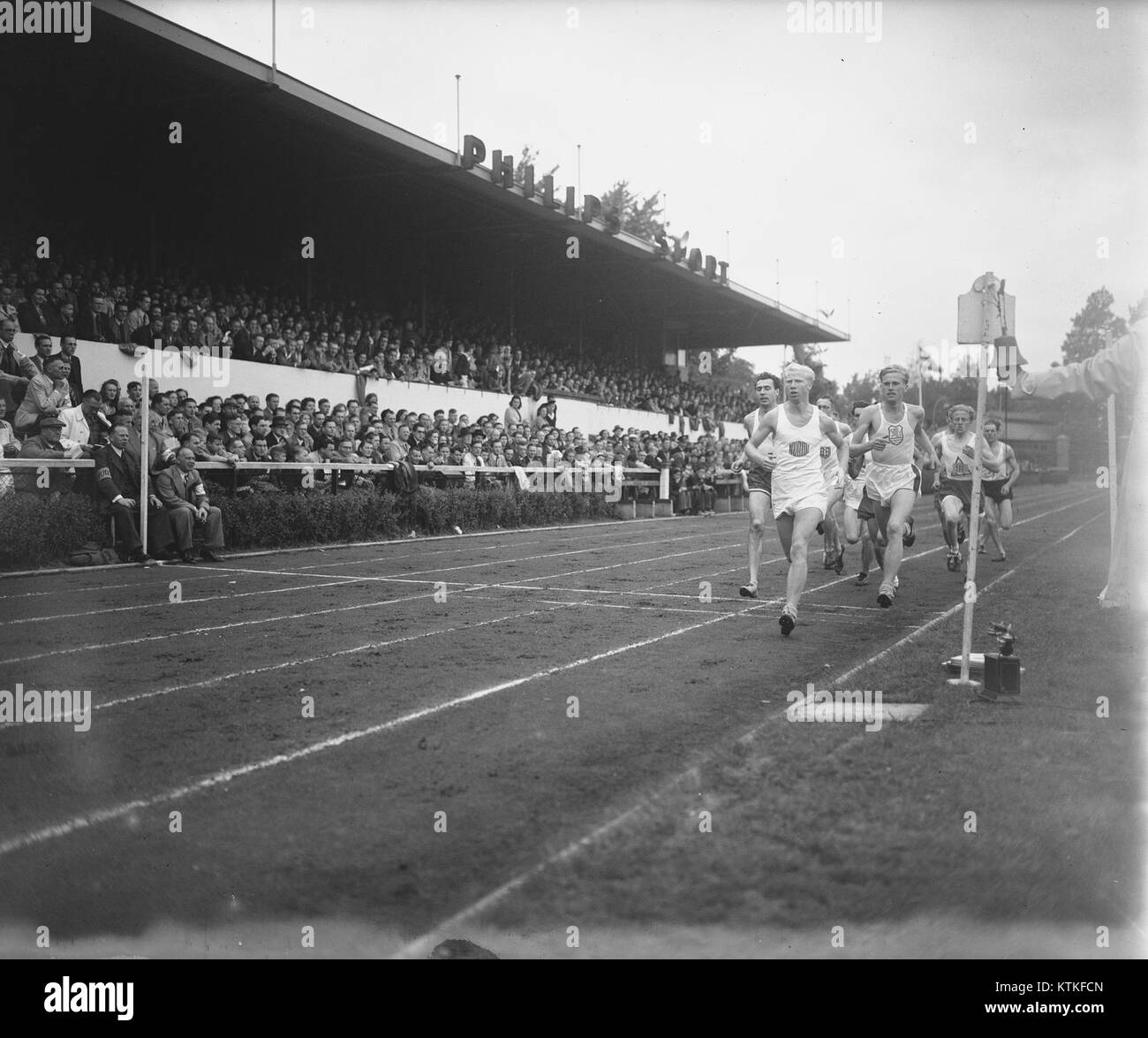 Photographie de la course de 1500 mètres aux Championnats d'athlétisme d'Eindhoven, un événement sportif important mettant en vedette les meilleures performances. Banque D'Images
