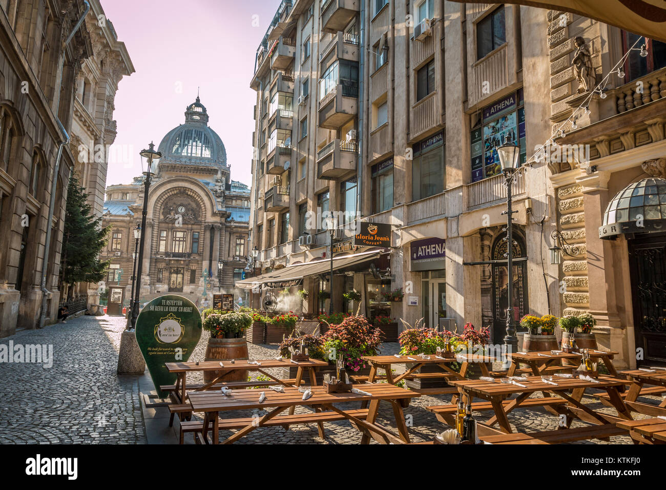 Vieille rue de Bucarest Roumanie Banque D'Images