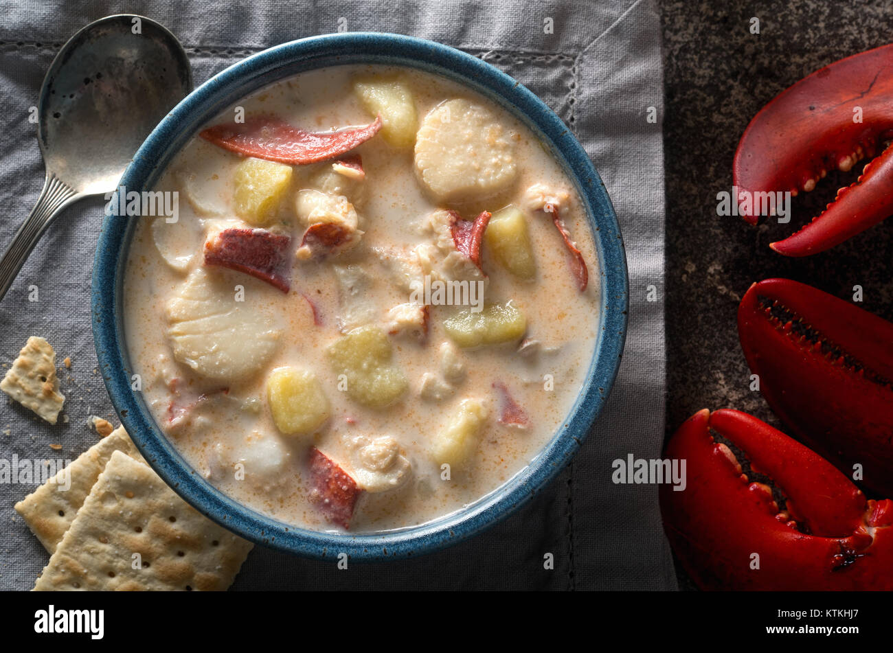 Un bol de soupe aux fruits de mer maison délicieux avec le homard, le pétoncle, l'aiglefin, palourdes, et pomme de terre. Banque D'Images