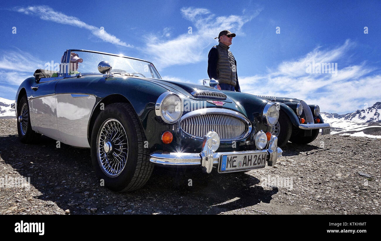 L'Austin Healey 3000 Mk3 est une voiture de sport britannique classique connue pour ses performances et son style. Ce modèle spécifique est identifié par son numéro d'immatriculation et reste un objet de collection pour les amateurs de voitures anciennes. Banque D'Images