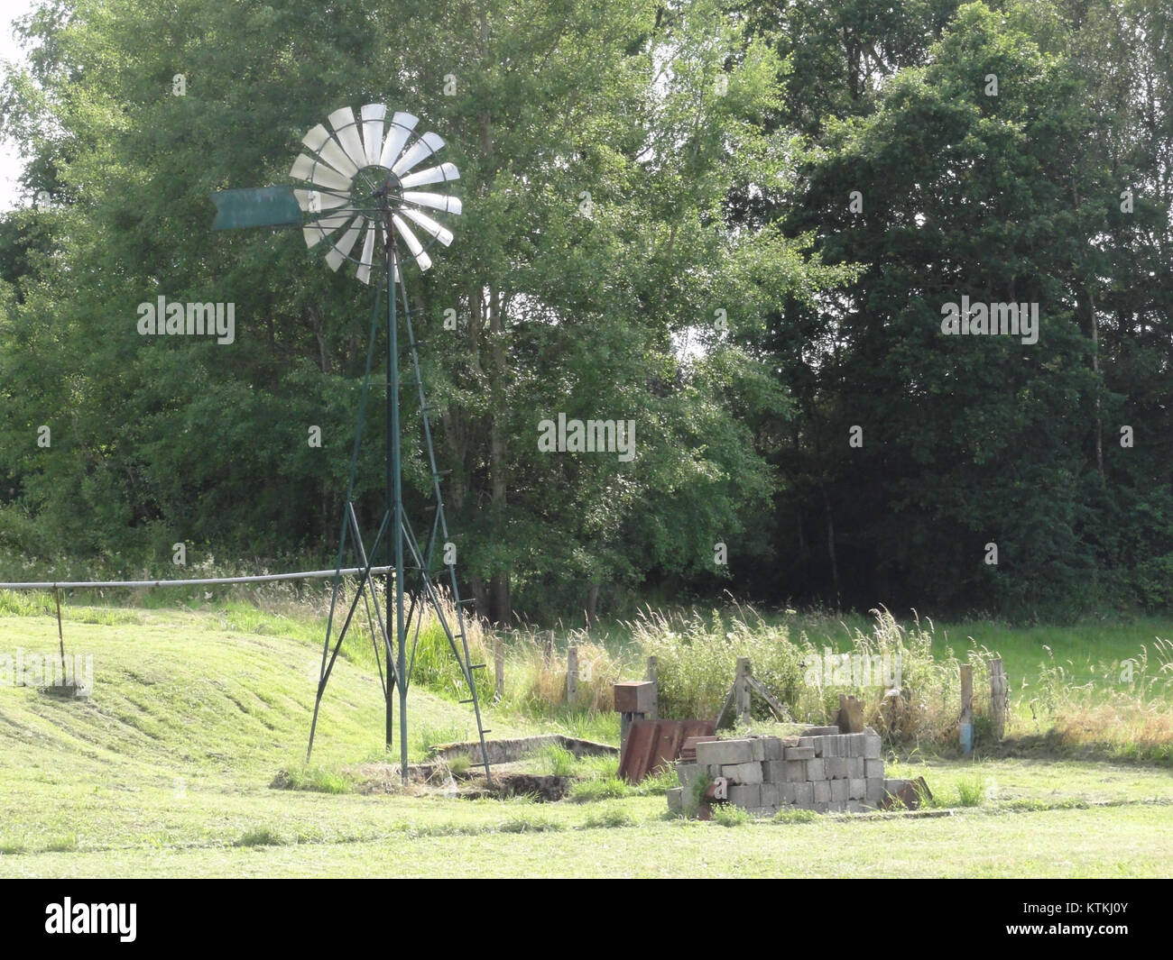 La roue éolienne Bayon, qui fait partie d'une conception mécanique de M et M, est un dispositif traditionnel utilisé pour exploiter l'énergie éolienne. Banque D'Images