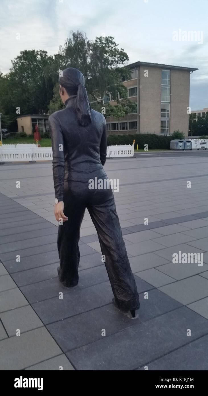 Cette œuvre de Sean Henry, intitulée 'Walking Woman', a été créée en 2008 et est exposée à Bad Homburg. Il dépeint une sculpture réaliste d'une femme en mouvement, reflétant l'accent mis par les artistâ sur les figures humaines et leur relation avec l'espace. Banque D'Images