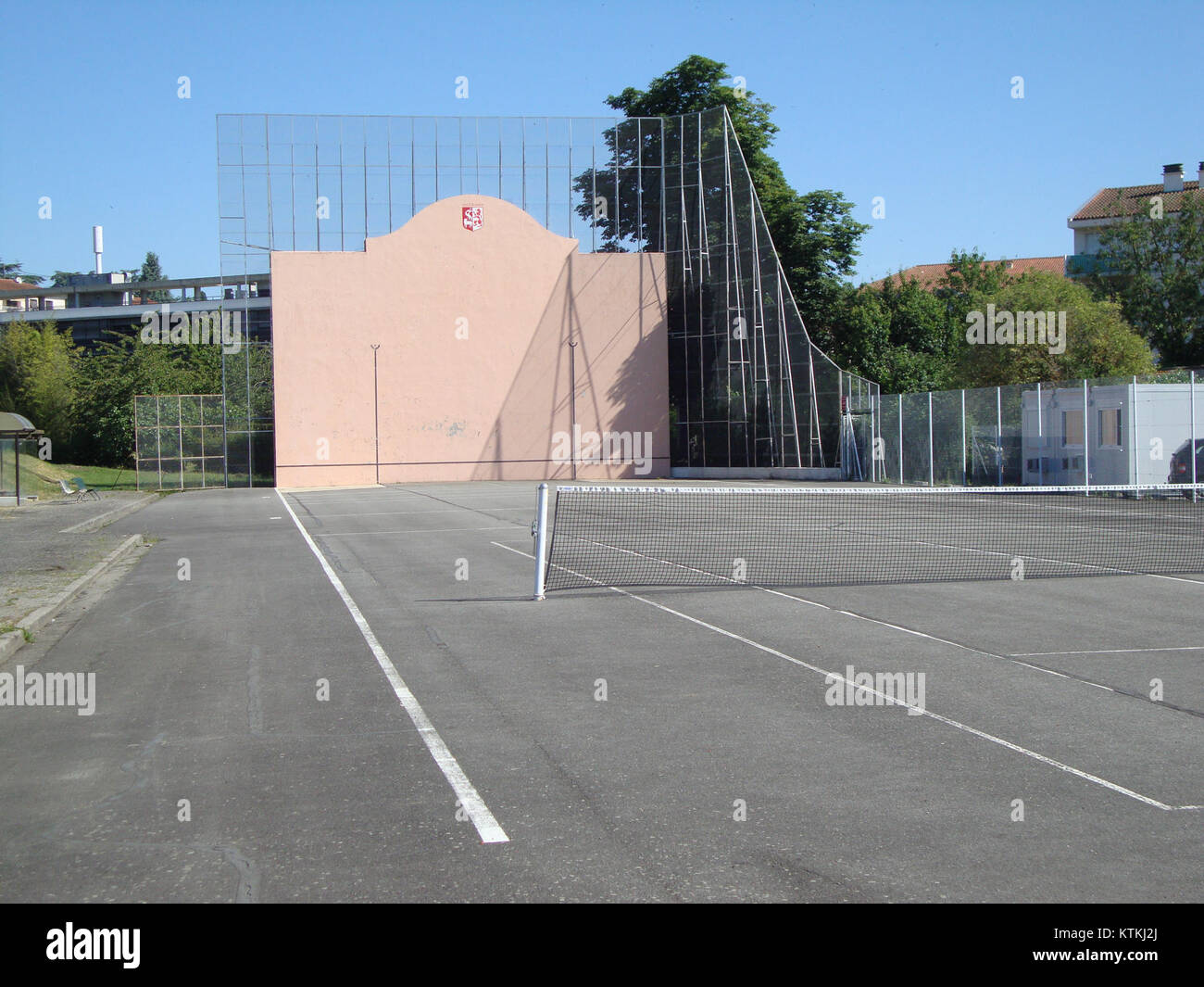 Le terrain de pelote à Auch, dans le Gers, est une installation sportive utilisée pour le jeu traditionnel basque de pelote, un sport populaire dans le sud-ouest de la France. Banque D'Images