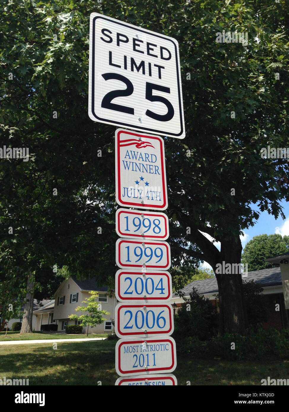 Cette image capture le moment où un lauréat a été reconnu le 4 juillet, célébré pour ses accomplissements lors d’une cérémonie tenue lors de cette importante fête américaine, symbolisant le patriotisme et la fierté nationale. Banque D'Images