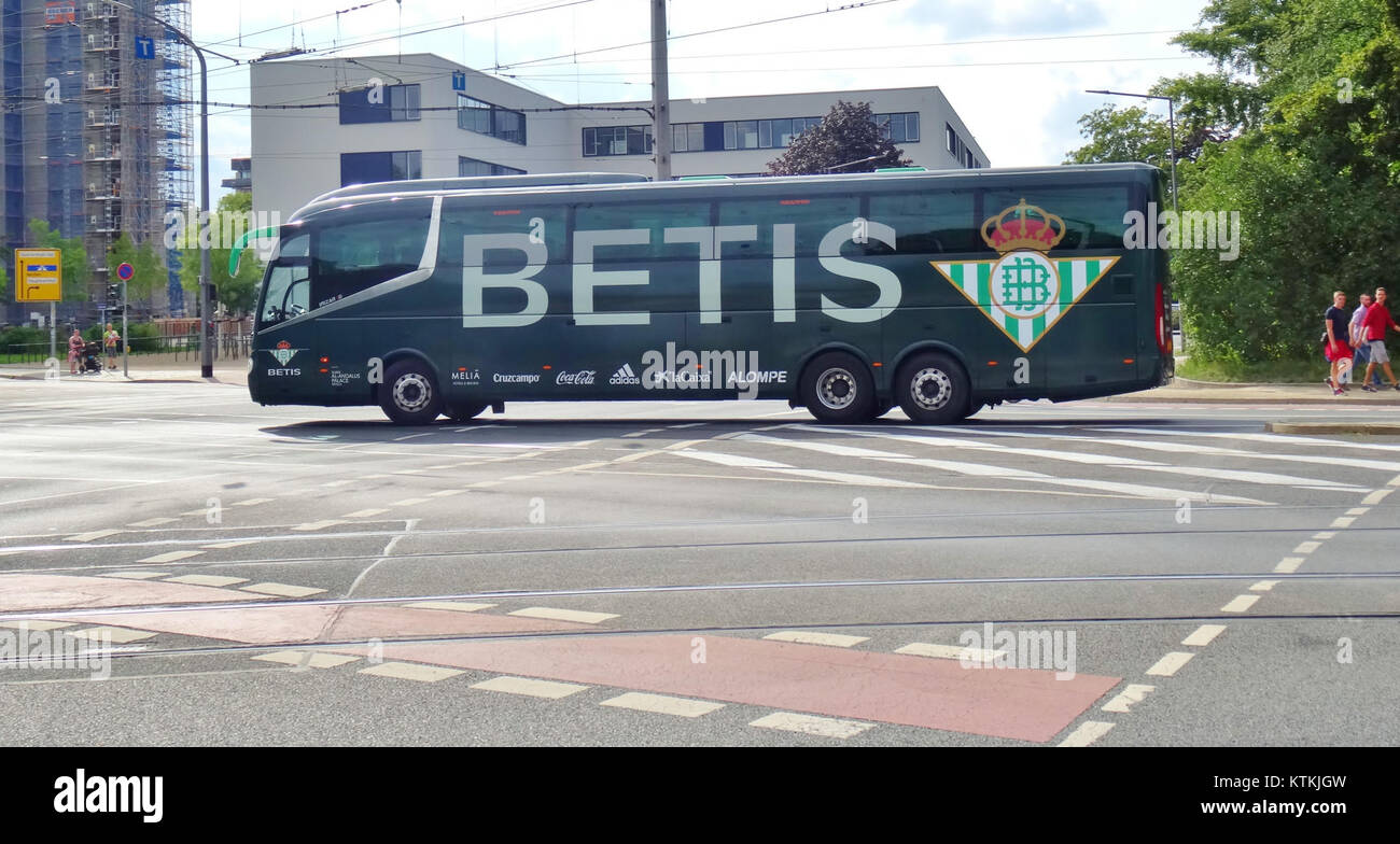 Cette image montre l'entraîneur de Betis Sevilla, capturé lors d'un match à Dresde. Le Betis Sevilla est un club de football espagnol connu pour sa base de fans passionnés et sa présence compétitive dans le football européen. Banque D'Images