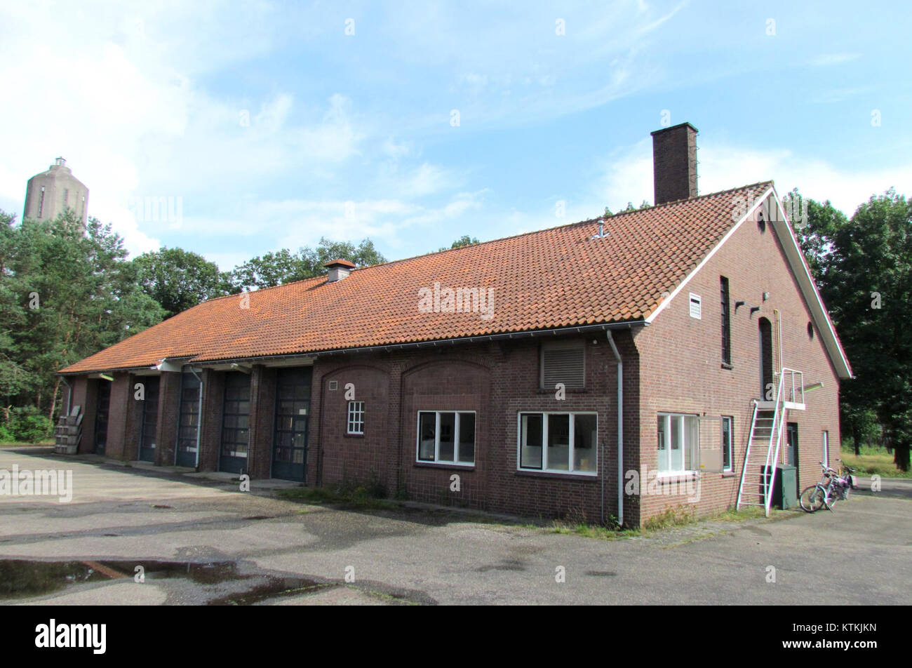 L'Autogarage C de Radio Kootwijk est un bâtiment historique aux pays-Bas, qui fait partie de l'ancienne station de radio Royal Dutch Telecom. La structure est connue pour son style architectural moderniste et son rôle dans l'histoire des télécommunications. Banque D'Images