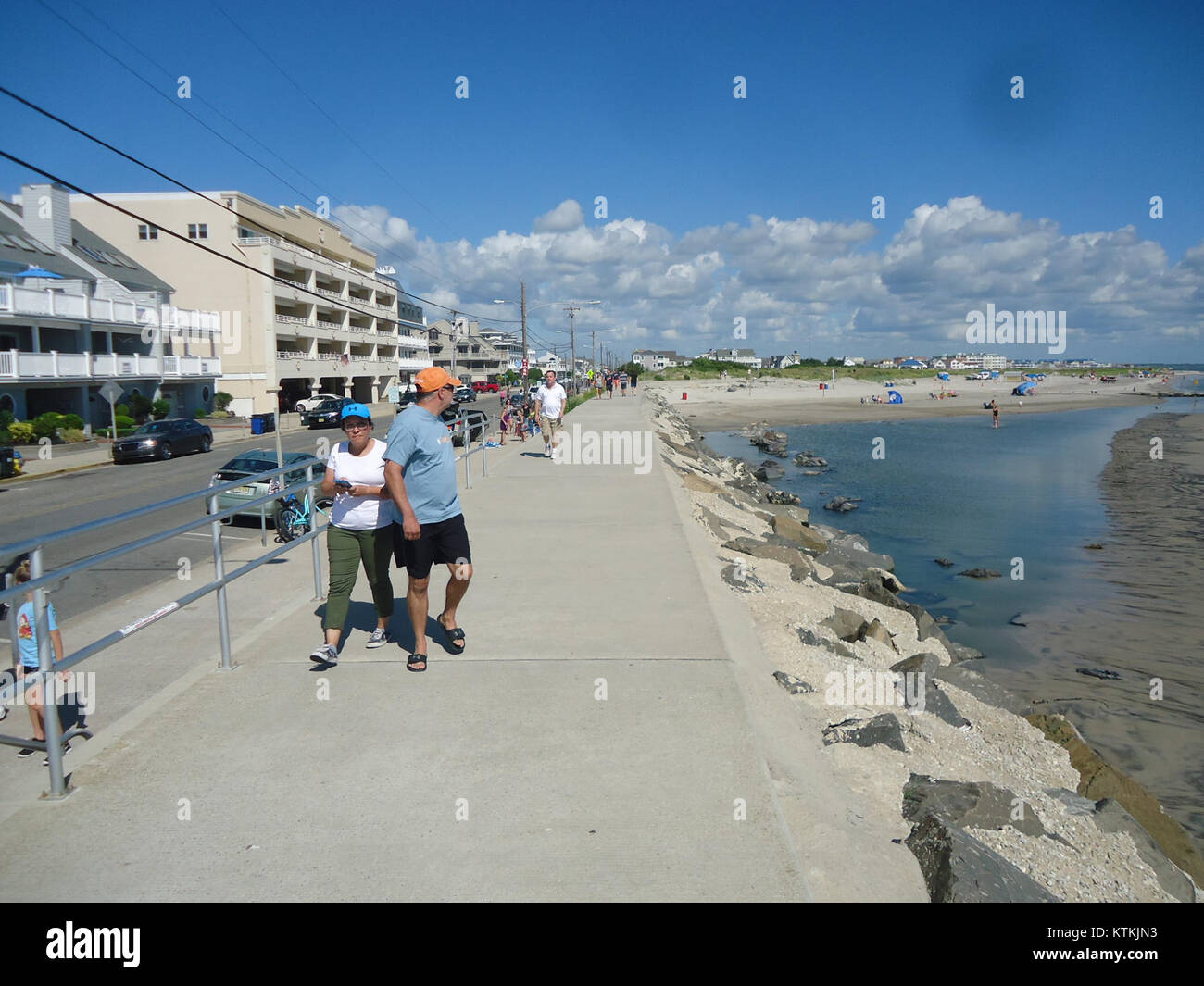 Wildwood, New Jersey, est une destination balnéaire populaire connue pour ses larges plages de sable et sa promenade animée. Début août, la ville attire de nombreux touristes qui cherchent à profiter de la plage, des hôtels et des options de divertissement. La région est connue pour son atmosphère familiale et sa grande variété d'activités pour tous les âges. Banque D'Images