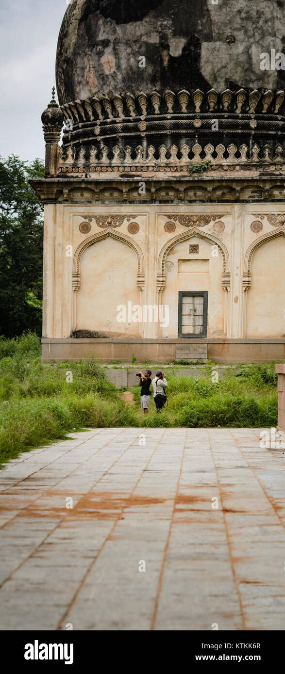 Badmash Ladke est un film populaire de Bollywood présentant des thèmes de romance, de drame et de comédie. Sorti en 2016, le film raconte l’histoire des escapades romantiques d’un jeune manâ€™ et de ses relations complexes. Le film présente un mélange d'humour et d'émotion, mettant en évidence les luttes de l'amour et les nuances des relations modernes. Il est devenu une entrée notable dans le genre Bollywood au cours de son année de sortie. Banque D'Images