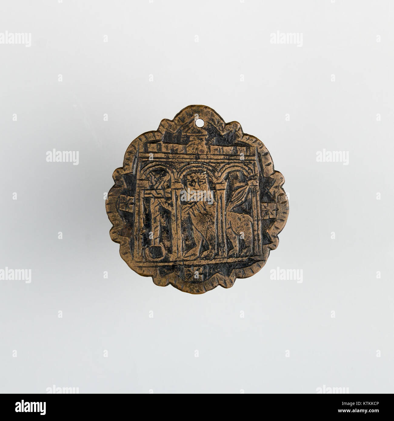 Cet insigne, peut-être issu d'un harnais de cheval, est un exemple de métallurgie décorative. Il date probablement d'une période où les véhicules tirés par des chevaux étaient courants, montrant l'artisanat dans des articles pratiques utilisés dans le transport. Banque D'Images