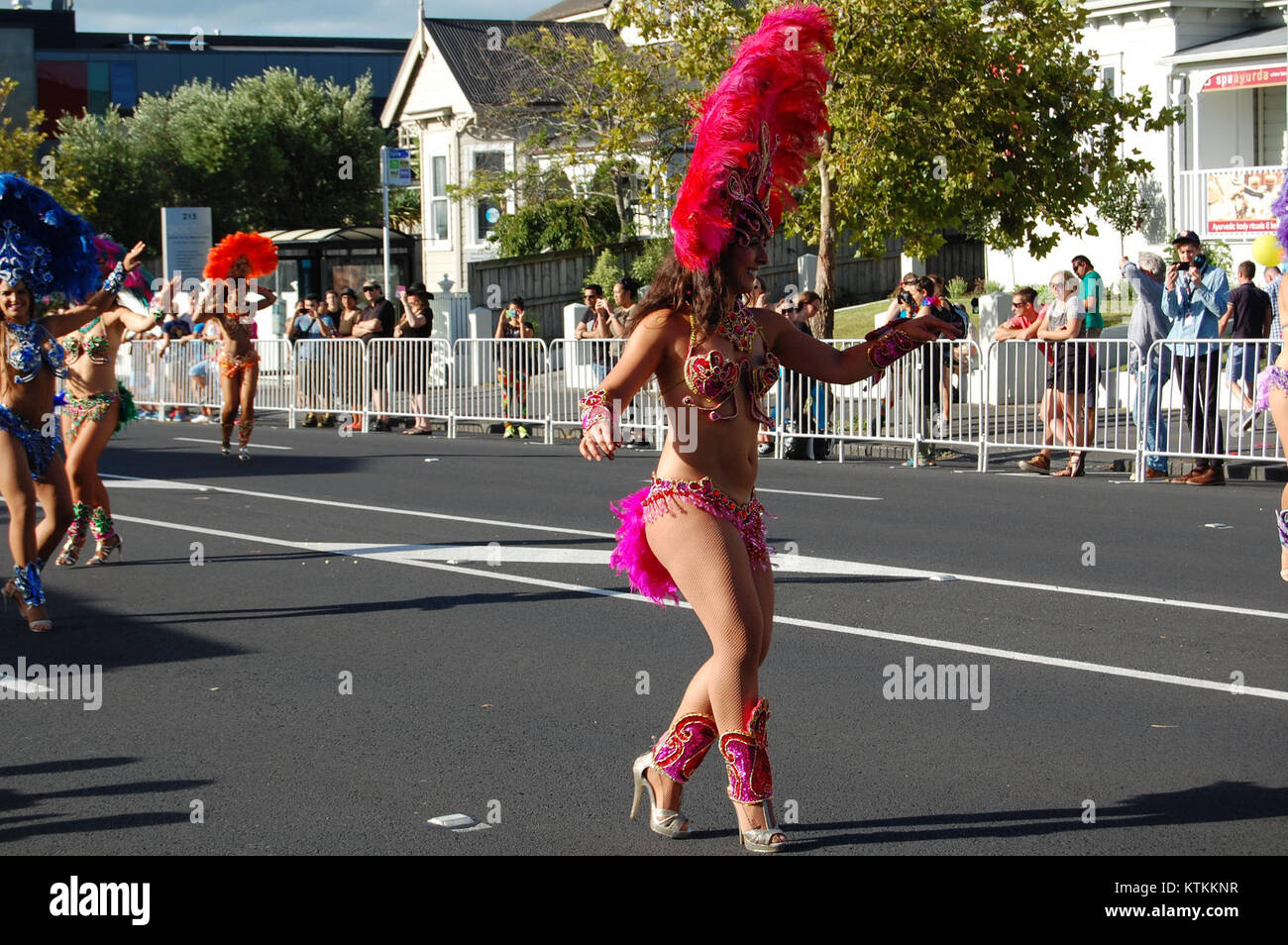 Le défilé de la fierté d’Auckland 2016 a été une célébration vibrante de la culture et des droits LGBTQ+. L'événement a souligné l'engagement de la ville envers la diversité et l'inclusion, avec des chars colorés et un fort sentiment de communauté. Banque D'Images