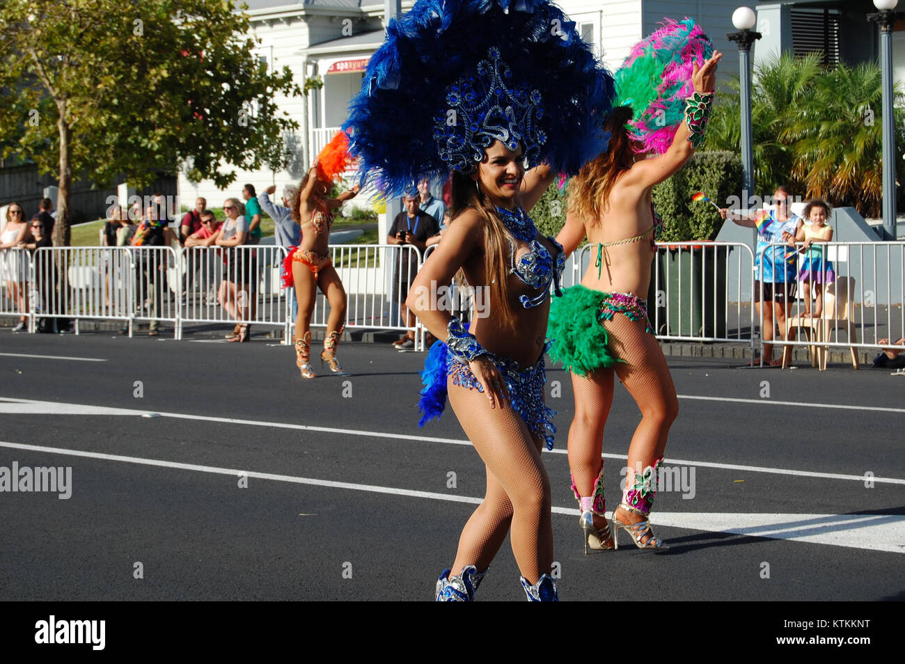 Le défilé de la fierté d’Auckland 2016, qui s’est tenu en Nouvelle-Zélande, a été une célébration vibrante des droits et de la visibilité LGBTQ+, mettant en évidence l’inclusion et la diversité au sein de la communauté. Banque D'Images Le défilé de la fierté d’Auckland 2016, qui s’est tenu en Nouvelle-Zélande, a été une célébration vibrante des droits et de la visibilité LGBTQ+, mettant en évidence l’inclusion et la diversité au sein de la communauté. Banque D'Images