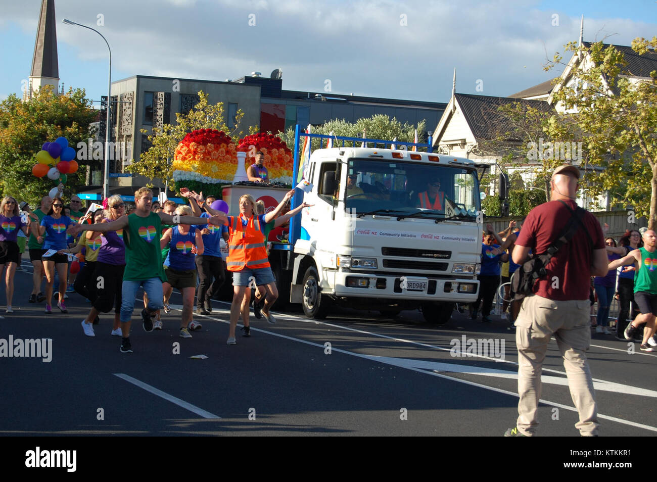 La parade de la fierté d'Auckland en 2016 a célébré la communauté LGBTQ+ en Nouvelle-Zélande. L’événement a mis en vedette divers groupes et individus, soulignant l’importance de l’inclusion, de l’égalité et de la fierté. Les participants portaient des costumes colorés et ont défilé en faveur des droits LGBTQ+ et de la visibilité dans la société. Le défilé reflétait la culture dynamique d'Auckland et son engagement à promouvoir l'acceptation et la diversité. Banque D'Images La parade de la fierté d'Auckland en 2016 a célébré la communauté LGBTQ+ en Nouvelle-Zélande. L’événement a mis en vedette divers groupes et individus, soulignant l’importance de l’inclusion, de l’égalité et de la fierté. Les participants portaient des costumes colorés et ont défilé en faveur des droits LGBTQ+ et de la visibilité dans la société. Le défilé reflétait la culture dynamique d'Auckland et son engagement à promouvoir l'acceptation et la diversité. Banque D'Images
