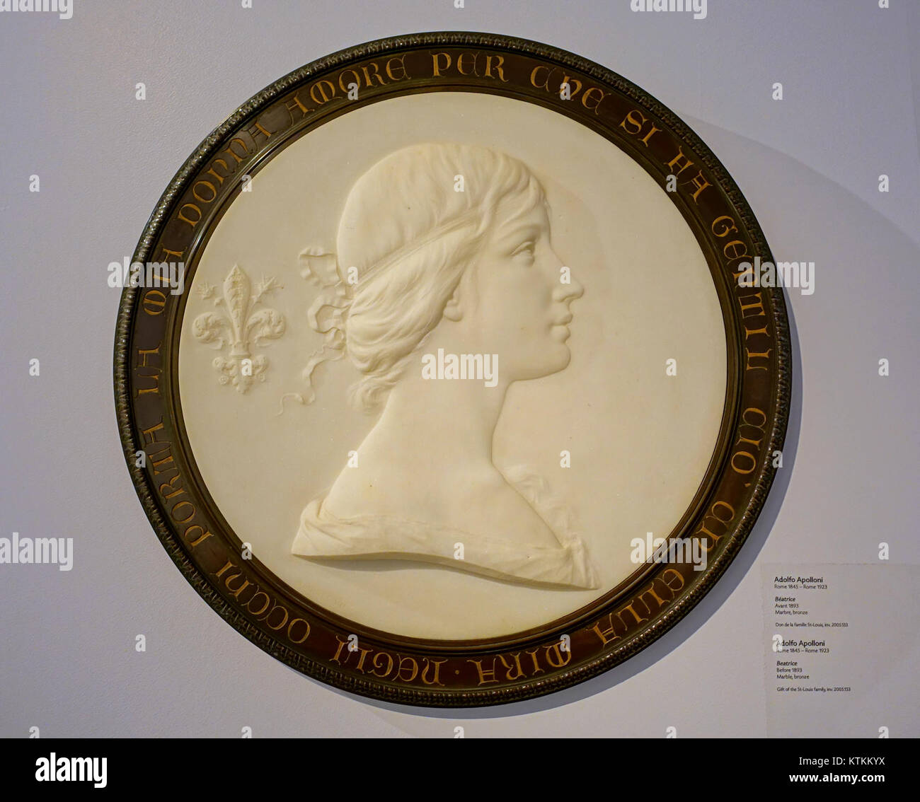 'Beatrice' d'Adolfo Apolloni, créée avant 1893, est une sculpture en marbre et bronze représentant une figure importante. La sculpture est conservée au Musée des beaux-arts de Montréal, au Canada, mettant en valeur le travail d'Apolloni dans des matériaux classiques. Banque D'Images