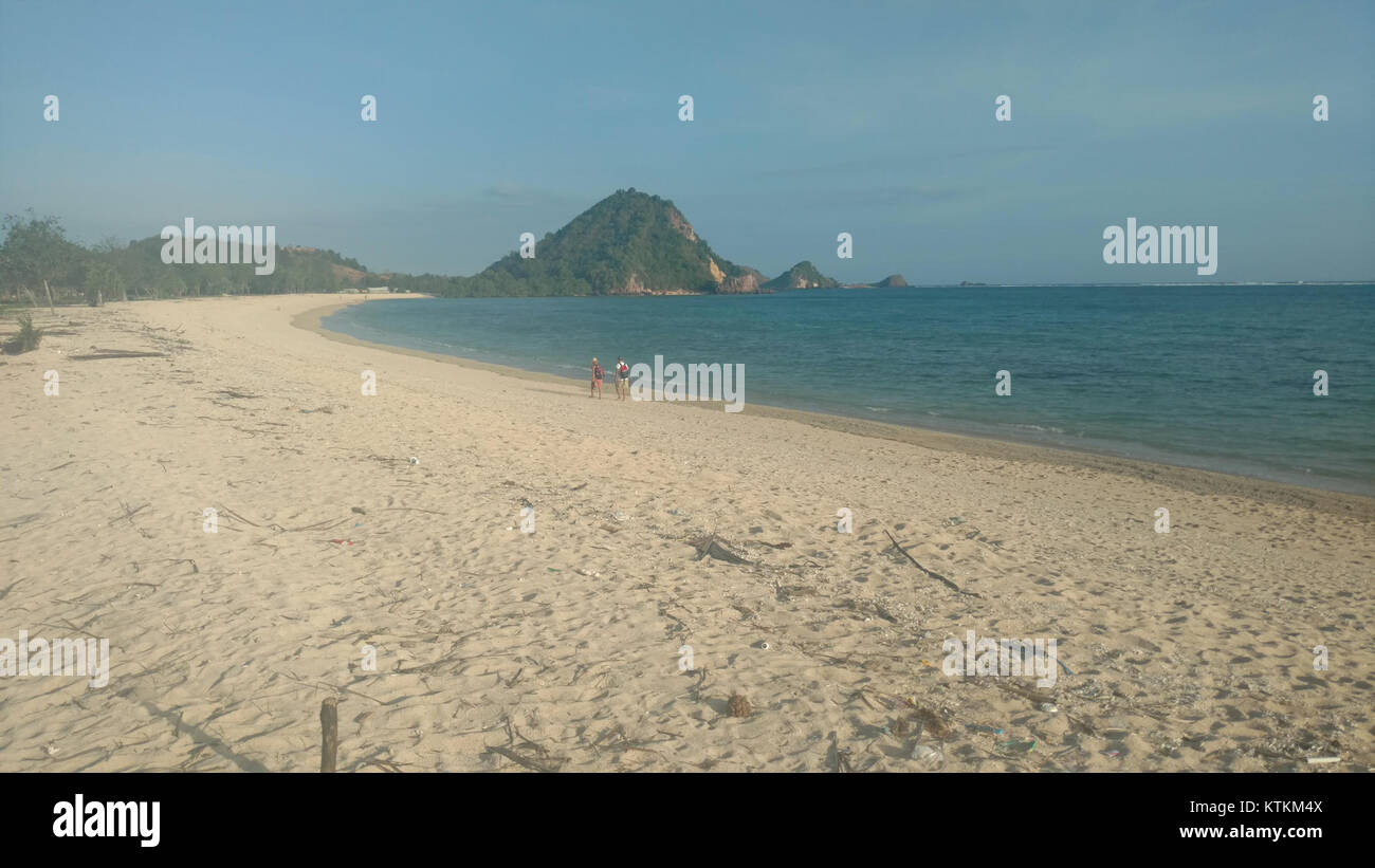Une plage sereine à Lombok, en Indonésie, avec des eaux cristallines, des rives de sable blanc et un environnement tropical qui attire touristes et amoureux de la nature. Banque D'Images