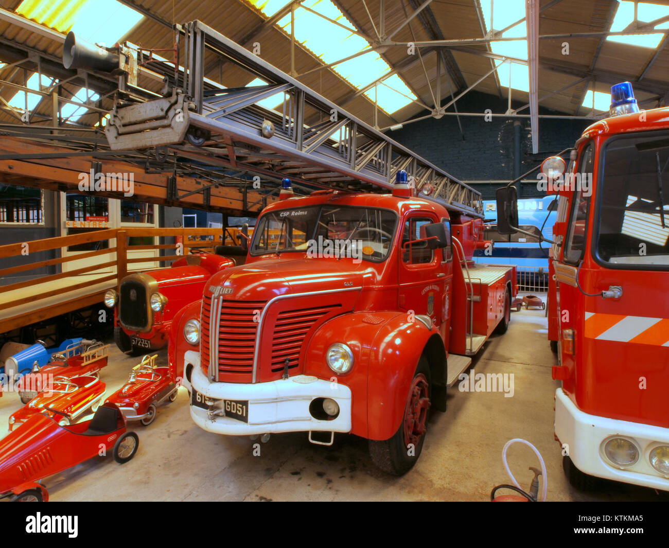 Une image du Berliet EPA30 GLR, un type de camion de pompier avec un système d'échelle. Ce véhicule est important dans l'histoire de la lutte contre les incendies, démontrant sa conception et sa fonctionnalité dans les opérations d'intervention d'urgence. Banque D'Images