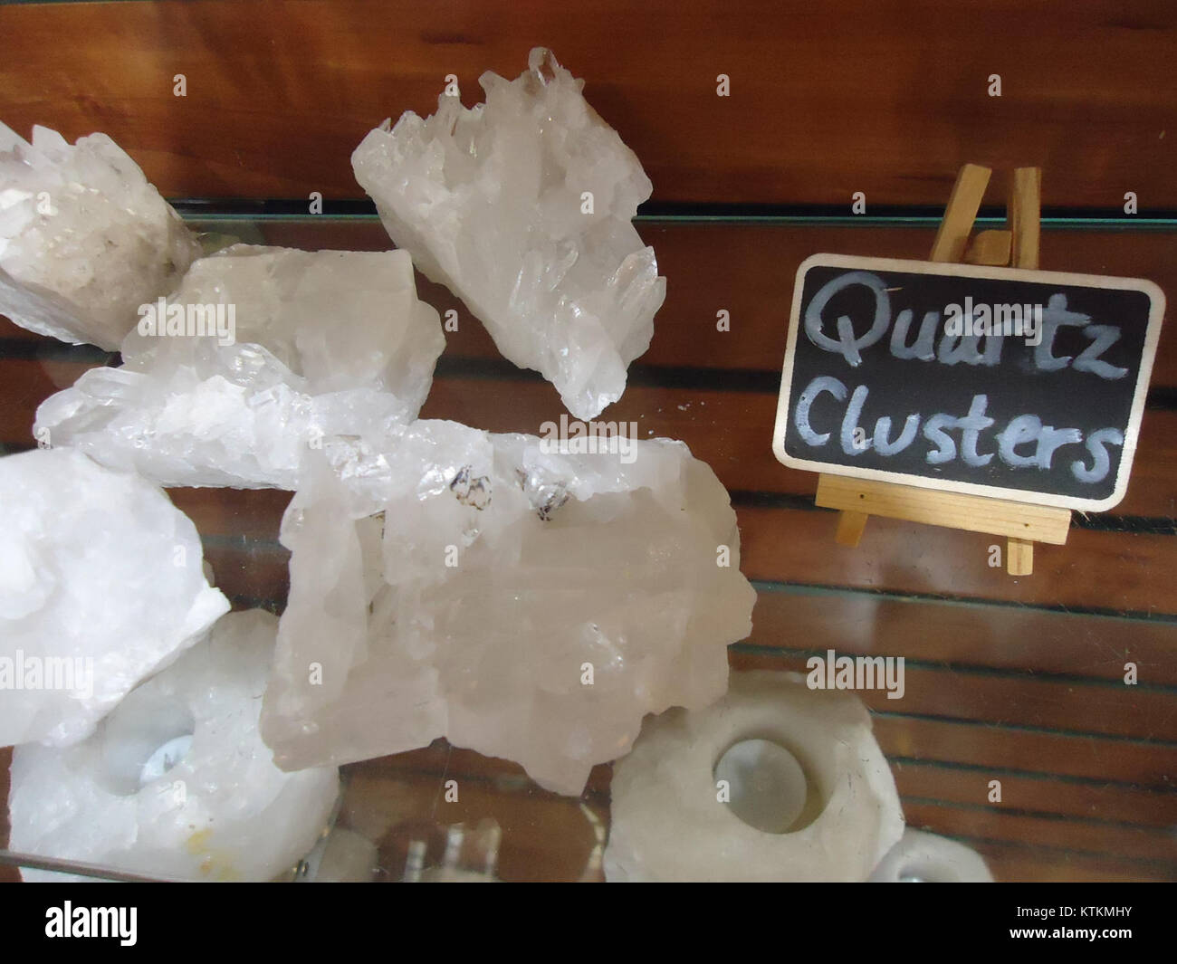 Minéraux des Bermudes à vendre à la boutique de souvenirs Crystal Caves, un endroit connu pour sa collection de spécimens géologiques locaux. Banque D'Images