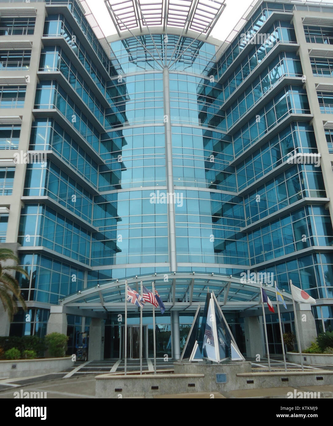 Une image montrant le siège des gratte-ciel pour la course de la Coupe de l'America aux Bermudes, 2017. Le bâtiment moderne reflète la participation des Bermudes à l'organisation de ce prestigieux événement nautique. Banque D'Images