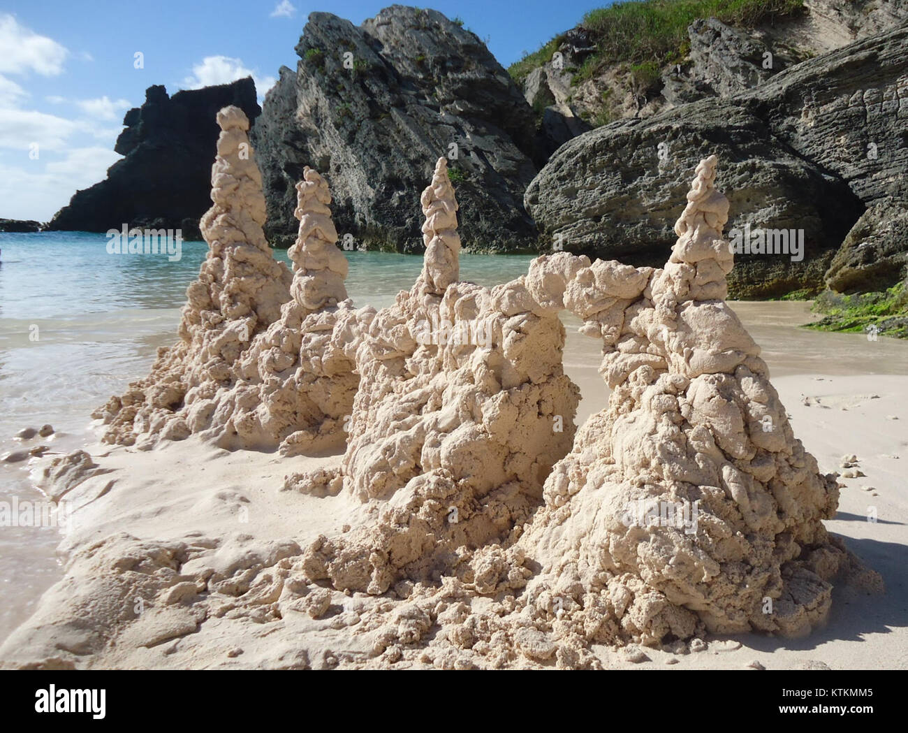 Cette image des Bermudes montre un château de sable, représentant la beauté côtière de l'île et son lien avec les activités balnéaires et le tourisme. Il met en valeur les activités de loisirs populaires dans l'environnement naturel des Bermudes. Banque D'Images