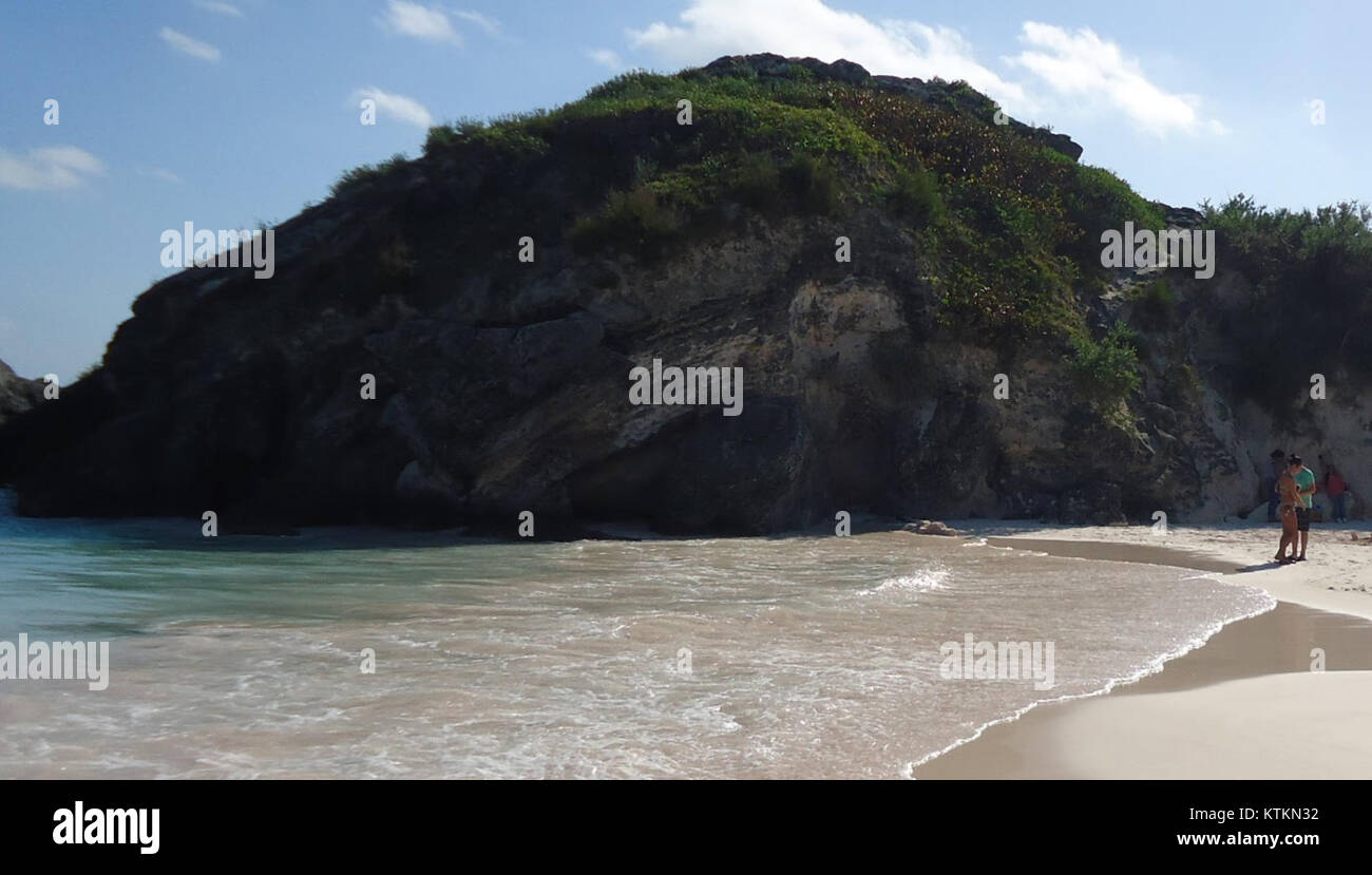 Une photographie panoramique de la plage de Horseshoe Bay Beach de Bermudaâ€™, l'une des plages les plus célèbres de l'île, connue pour son sable rose et ses eaux turquoises limpides. Le promontoire offre une vue imprenable sur le littoral. Banque D'Images