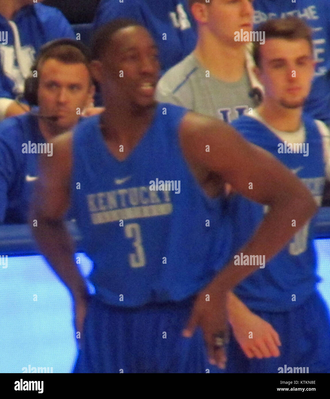 Bam Adebayo est un joueur de basket-ball professionnel qui joue en tant que centre pour le Heat de Miami en NBA. Connu pour sa polyvalence et son athlétisme, Adebayo a été un contributeur clé au succès du Heat, gagnant des distinctions telles que les sélections NBA All-Star. Le 24 mars 2025, il continue d'être une présence vitale sur le terrain, avec des moyennes significatives de points, de rebonds et d'passes décisives par match. Banque D'Images