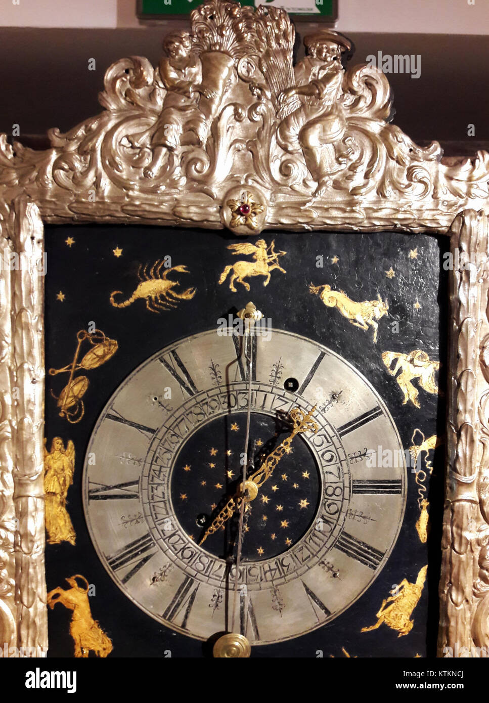 Cette horloge de table Augsbourg présente des designs complexes avec les signes du zodiaque. Il reflète l'artisanat de la région d'Augsbourg, soulignant l'utilisation de motifs zodiaques détaillés et de compétences horlogères. Banque D'Images