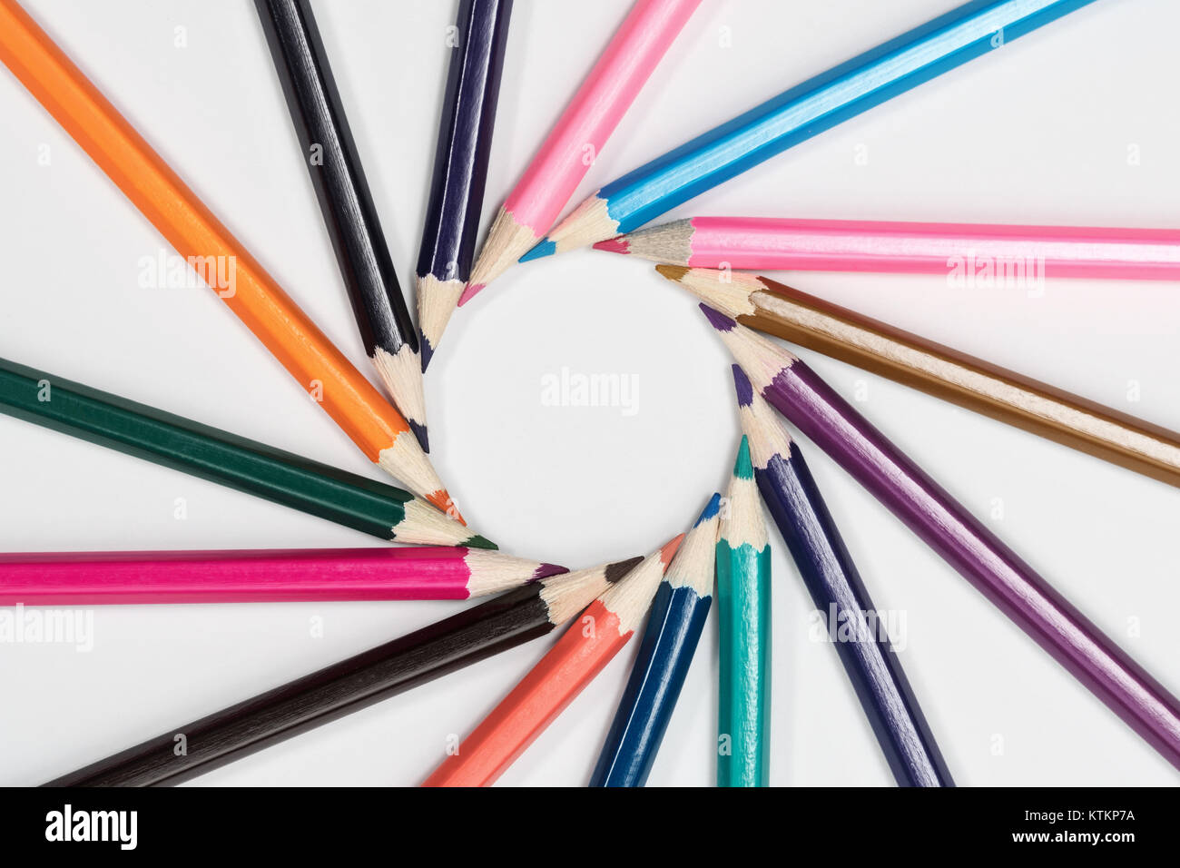 Image de crayons disposés en cercle dans un ordre cyclique, sur un fond blanc Banque D'Images Image de crayons disposés en cercle dans un ordre cyclique, sur un fond blanc Banque D'Images
